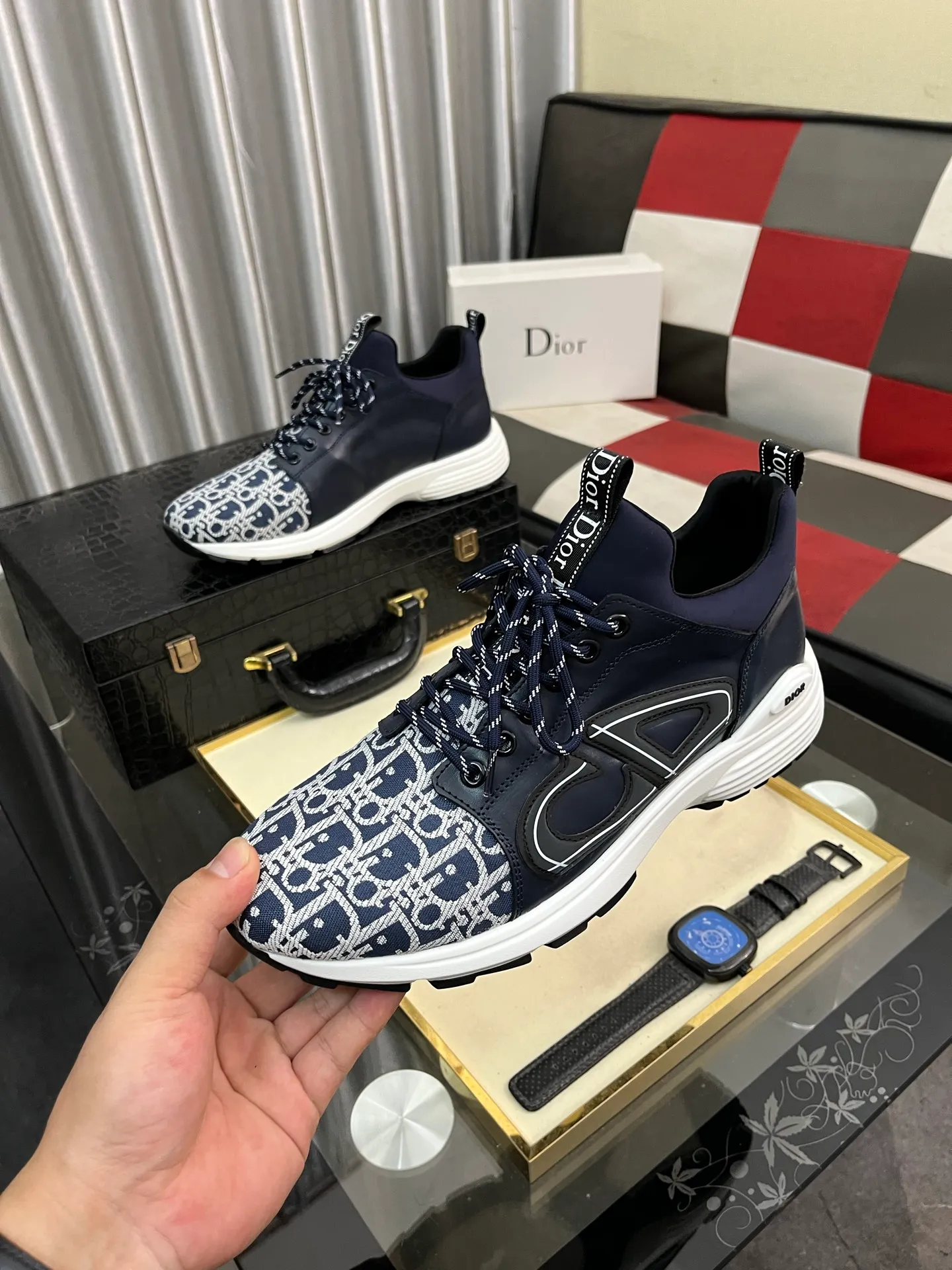 Men's clothing and shoes 💰458⌚️⌚️ Dior's casual and sporty style is combined with the elements of dad bag-soled shoes. It has successfully broken through the dad shoe style that has been on the streets in recent years and has become a beautiful landscape in luxury goods. The fabric is high mercerized with breathable mesh. The mesh on both sides of the shoe is made of three layers of composite technology. The bottom process uses package molding fabrics: imported high mercerized 🐂 cowhide stitching with original customized D-shaped mesh code number: 38-445️⃣Colors available